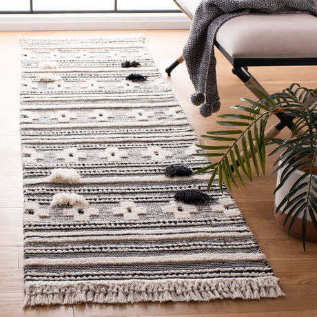 Safavieh Natura 2'-3" x 8'-0" Rug in Black / Ivory