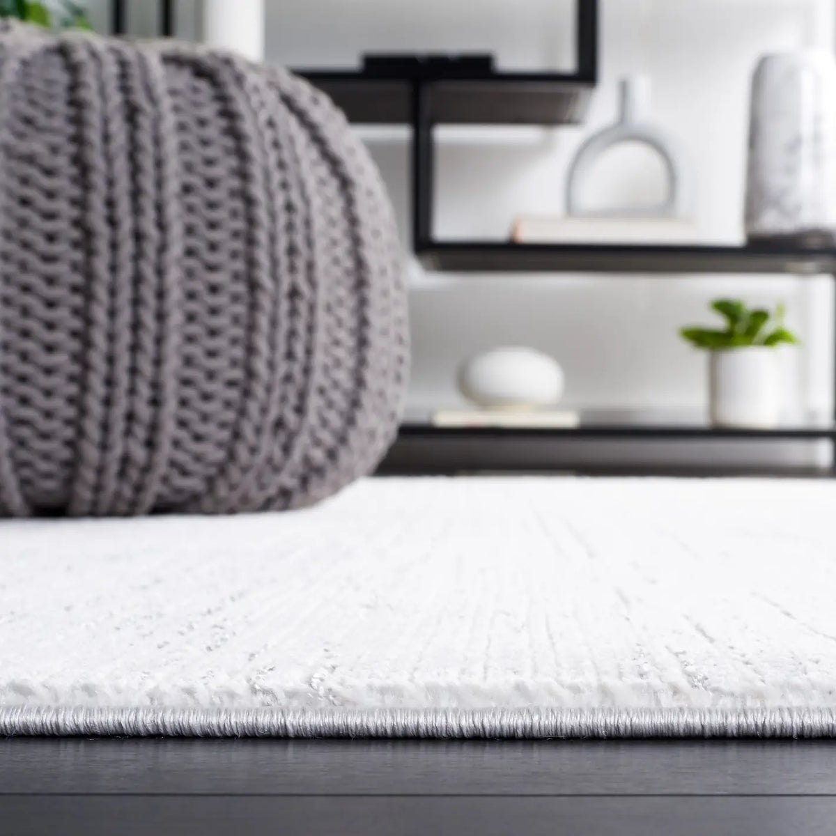 Safavieh Whisper 4'-0" x 6'-0" Rug in Grey / Ivory