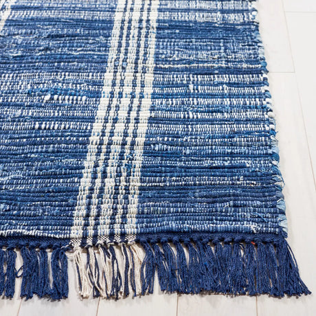 Safavieh Montauk 4'-0" x 6'-0" Rug in Blue / Beige