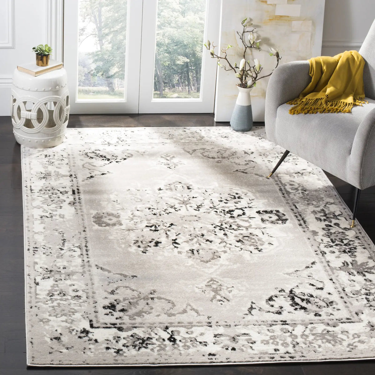Safavieh Skyler 5'-1" x 7'-6" Rug in Grey / Ivory