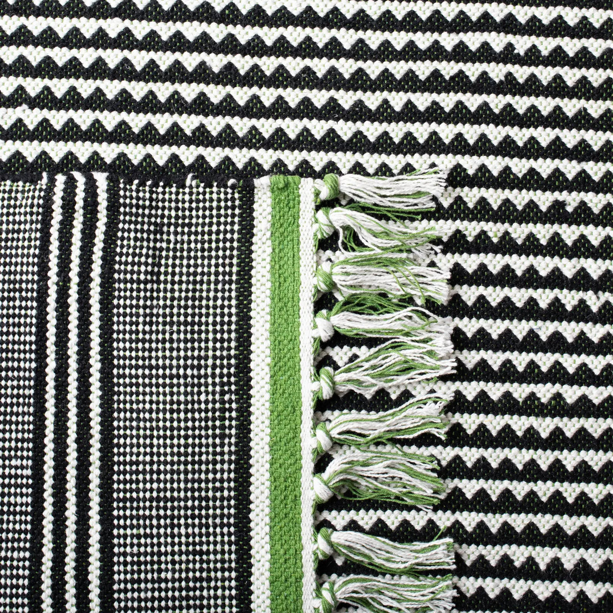 Safavieh Montauk 5'-0" x 8'-0" Rug in Green / Multi