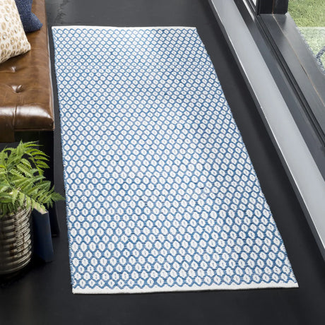 Safavieh Montauk 2'-3" x 7'-0" Rug in Blue / Ivory