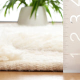 Safavieh Casablanca 4'-0" x 6'-0" Rug in Ivory / Beige