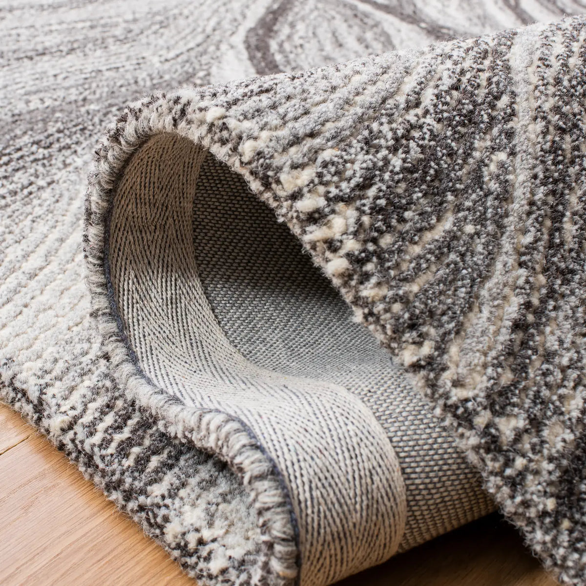 Safavieh Metro 4'-0" x 6'-0" Rug in Ivory / Dark Grey