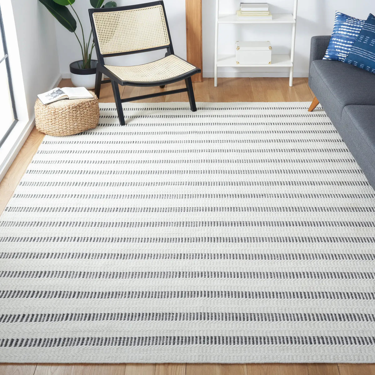 Safavieh Vermont 10'-0" x 14'-0" Rug in Black / Ivory