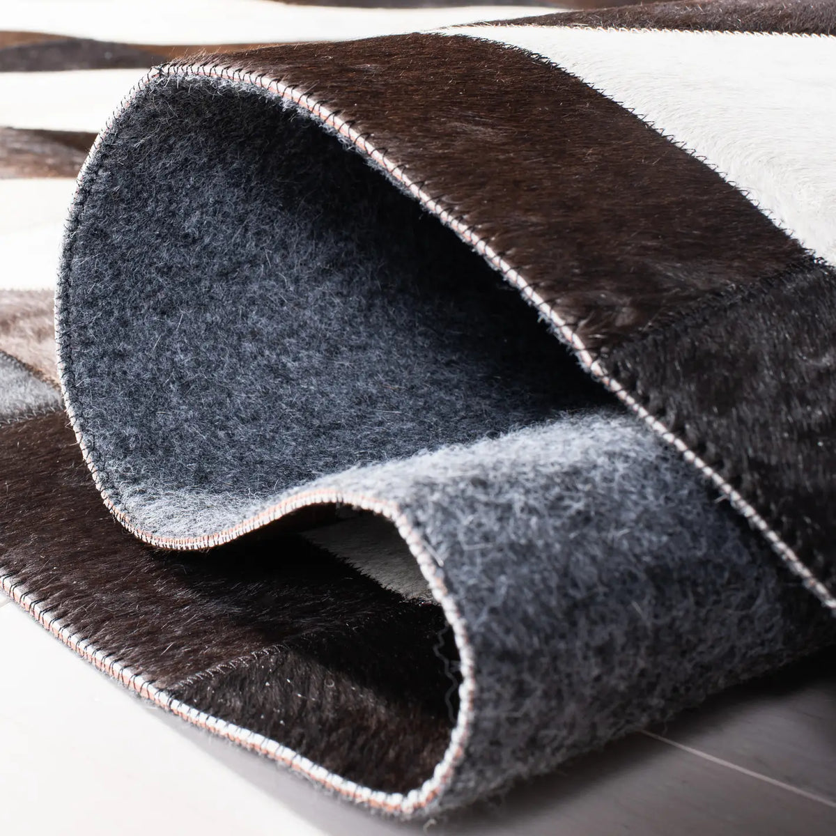 Safavieh Studio Leather 4'-0" x 6'-0" Rug in Black / Ivory