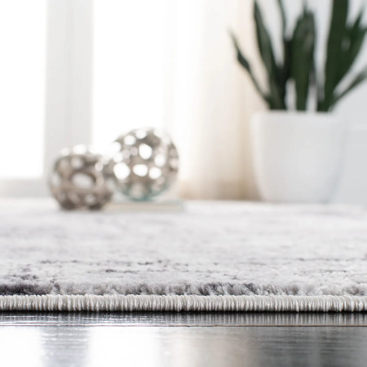 Safavieh Amelia 700 4'-0" x 6'-0" Rug in Grey / Charcoal