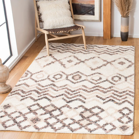 Safavieh Casablanca 4'-0" x 6'-0" Rug in Ivory / Pink