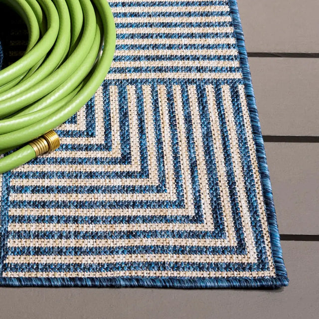 Safavieh Beach House 5'-3" x 7'-6" Rug in Blue / Beige