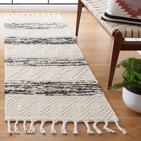 Safavieh Natura 2'-3" x 8'-0" Rug in Ivory / Black