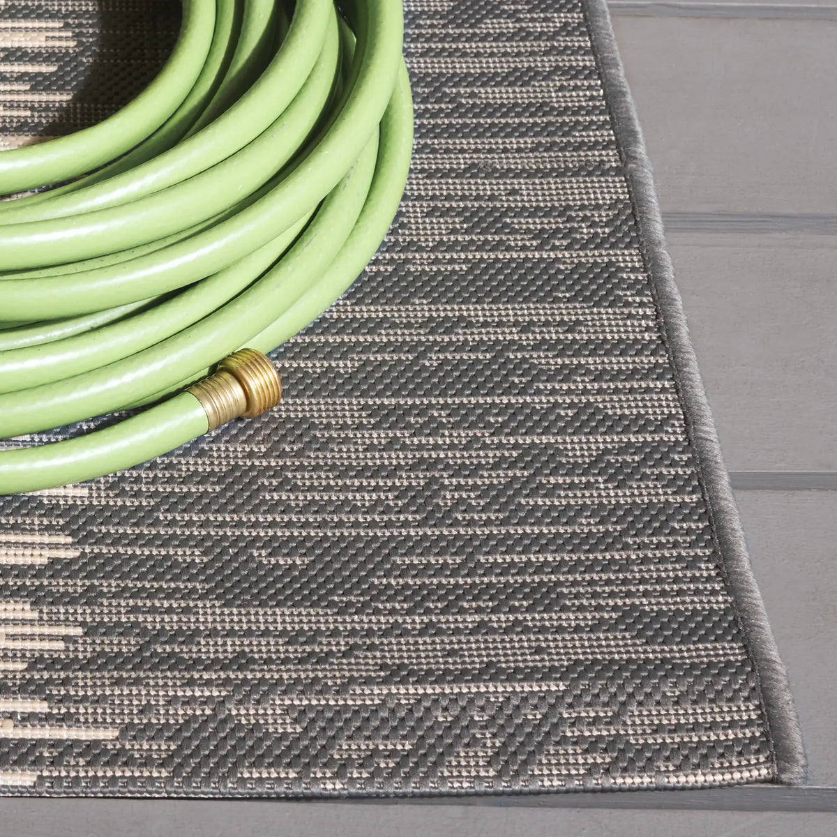 Safavieh Courtyard 5'-3" x 7'-7" Rug in Beige / Anthracite