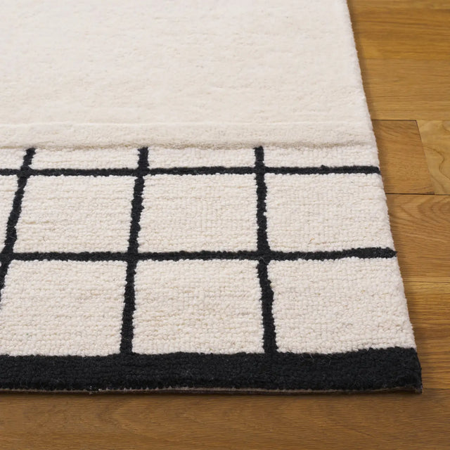Safavieh Genre 4'-0" x 6'-0" Rug in Ivory / Black