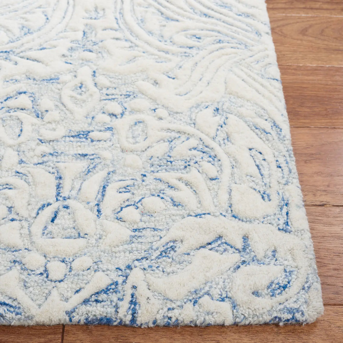 Safavieh Metro 4'-0" x 6'-0" Rug in Blue / Ivory