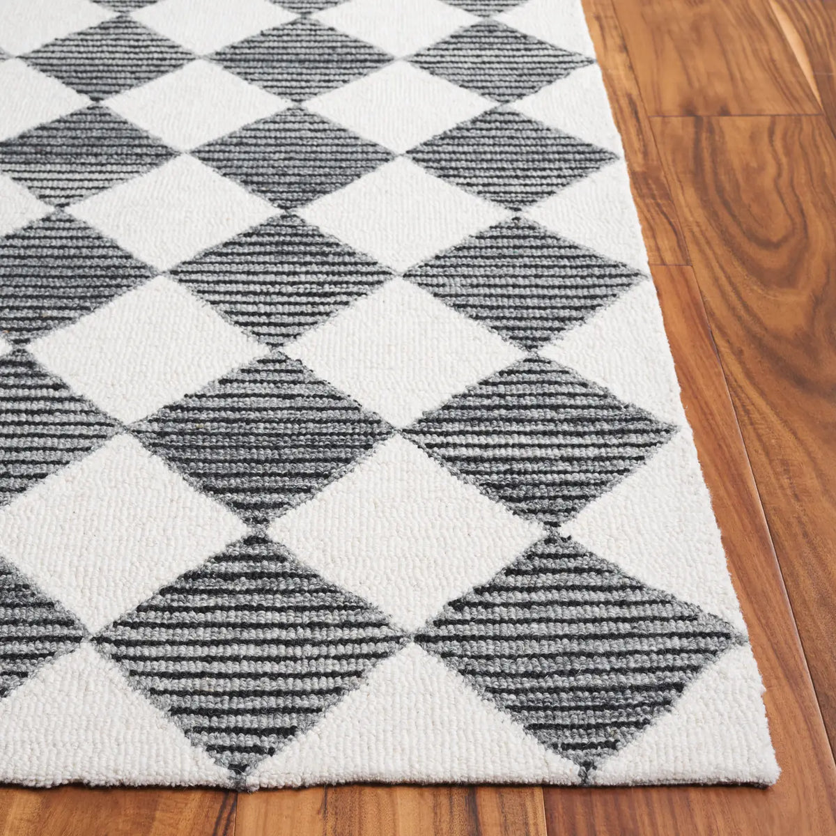 Safavieh Ebony 4'-0" x 6'-0" Rug in Black / Ivory