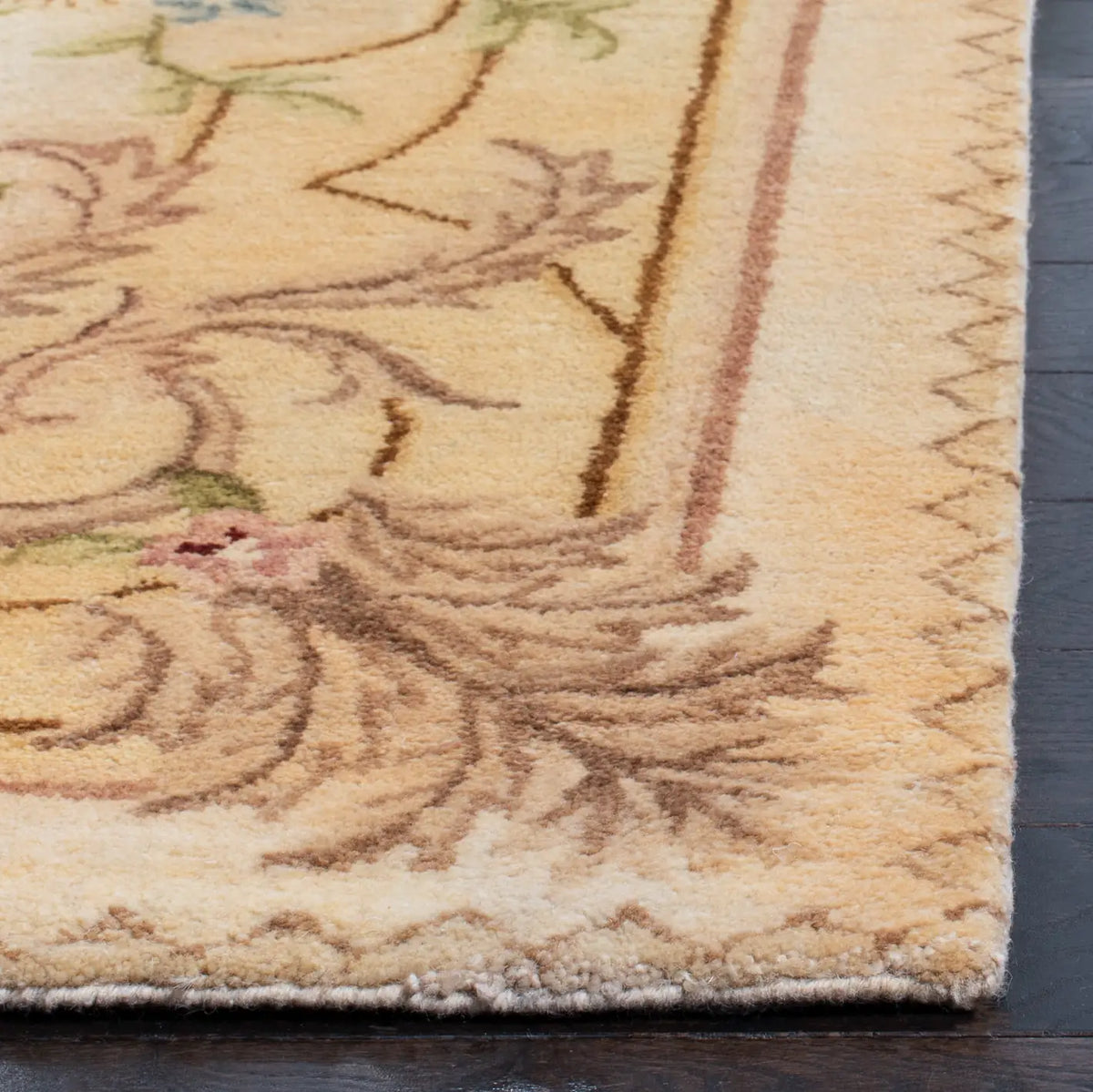 Safavieh Empire 4'-0" x 6'-0" Rug in Beige / Light Gold