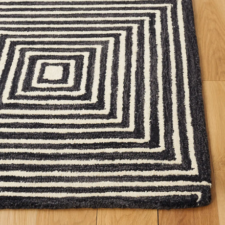 Safavieh Metro 4'-0" x 6'-0" Rug in Black / Beige