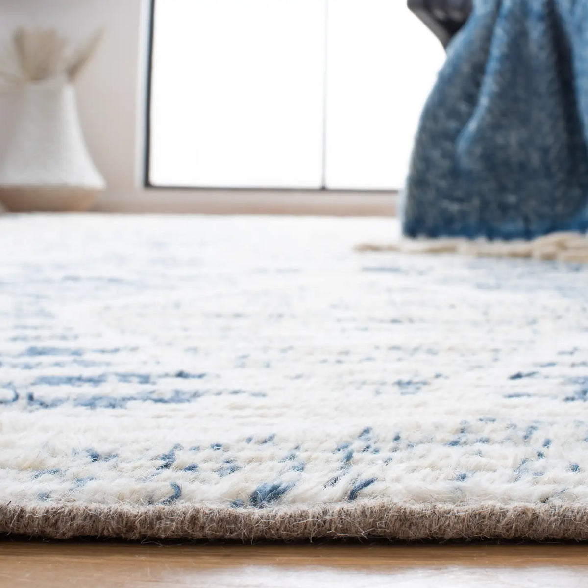 Safavieh Kenya 6'-0" x 9'-0" Rug in Blue / Ivory