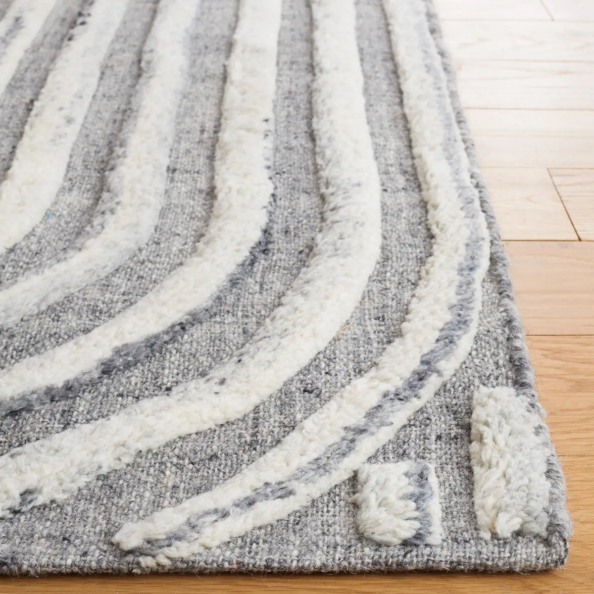 Safavieh Kilim 4'-0" x 6'-0" Rug in Dark Grey / Ivory