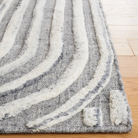 Safavieh Kilim 4'-0" x 6'-0" Rug in Dark Grey / Ivory