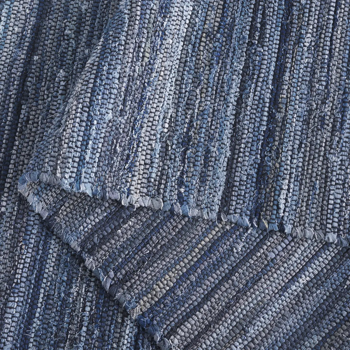 Safavieh Rag Rug 4'-0" x 6'-0" Rug in Blue / Black