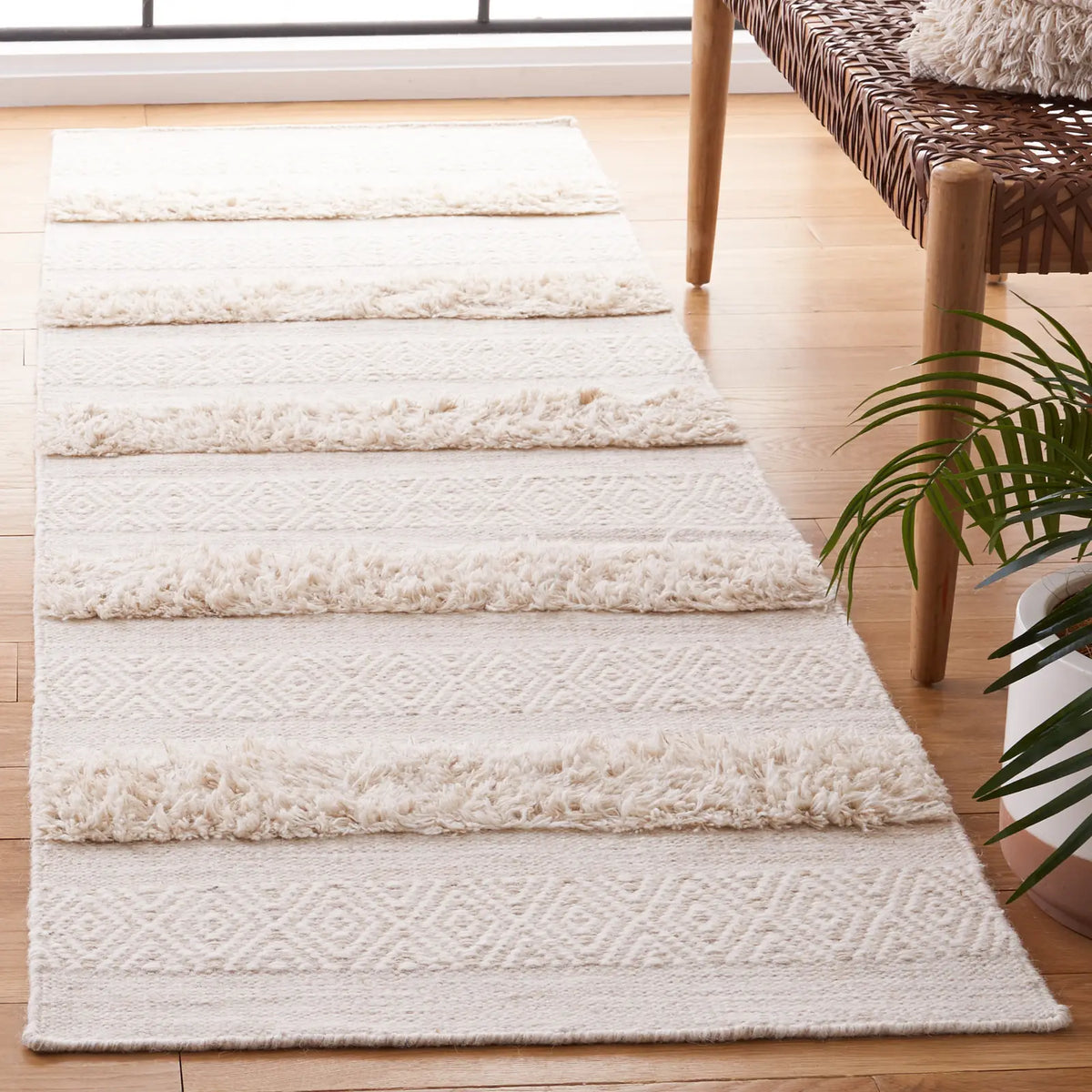 Safavieh Vermont 2'-3" x 8'-0" Rug in Ivory / Beige