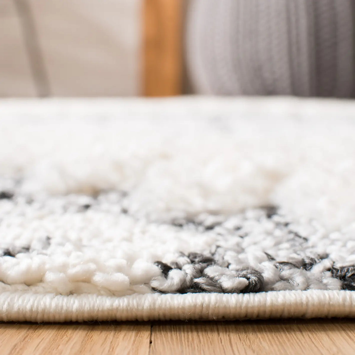 Safavieh Moroccan Tassel Shag 4'-0" x 6'-0" Rug in Ivory / Grey