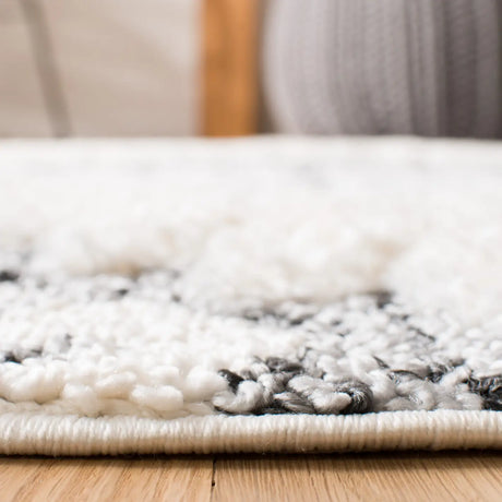 Safavieh Moroccan Tassel Shag 4'-0" x 6'-0" Rug in Ivory / Grey