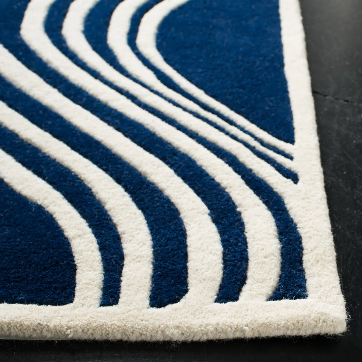 Safavieh Chatham 4'-0" x 6'-0" Rug in Dark Blue / Ivory