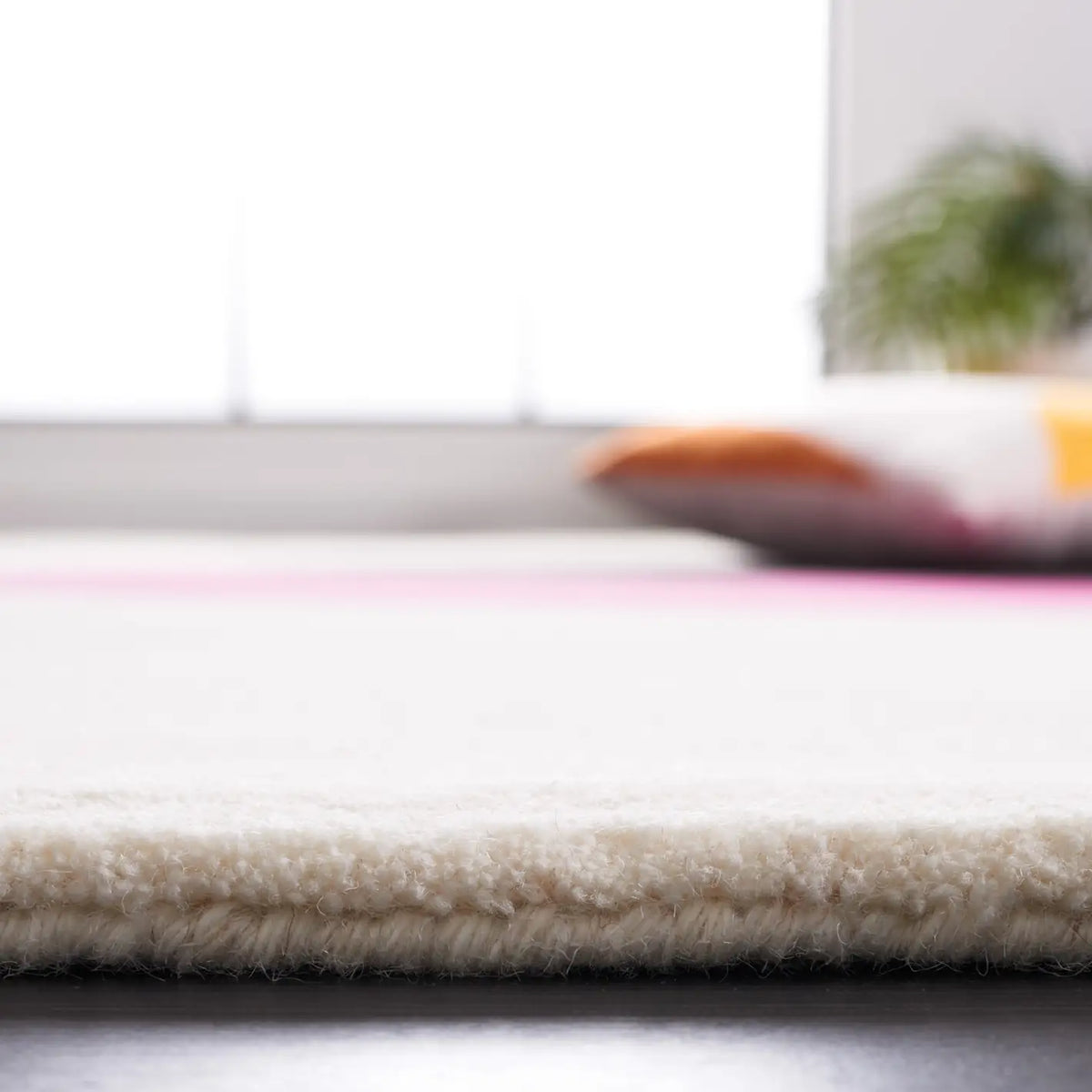 Safavieh Fifth Avenue 5'-0" x 8'-0" Rug in Ivory / Pink