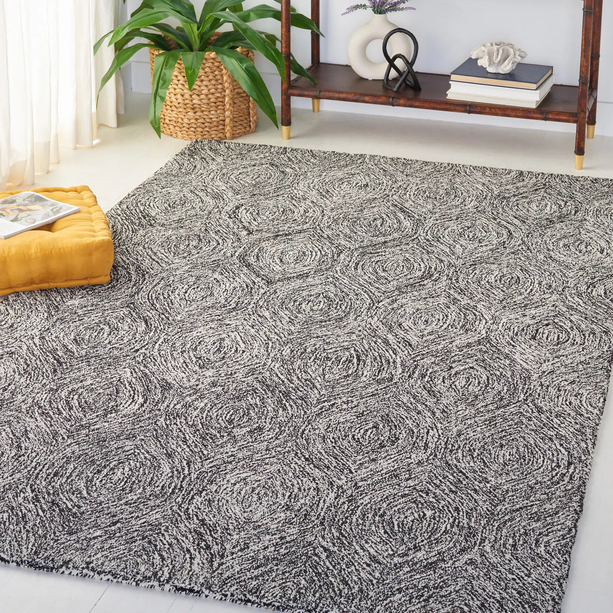 Safavieh Micro-Loop 5'-0" x 8'-0" Rug in Black / Ivory