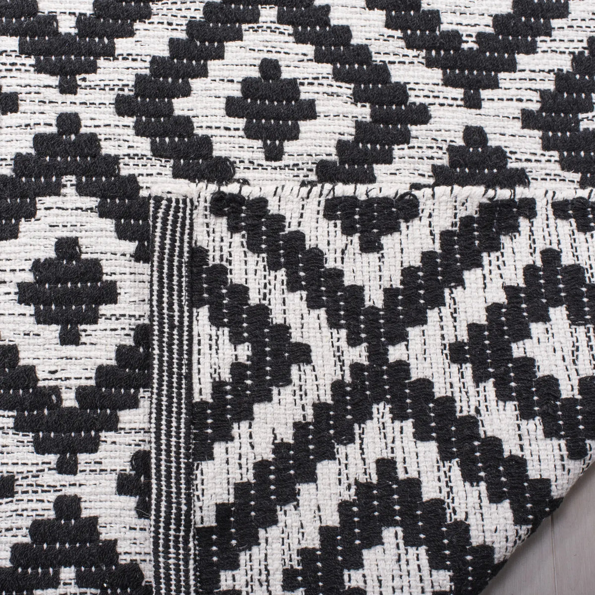 Safavieh Montauk 5'-0" x 8'-0" Rug in Black / Ivory
