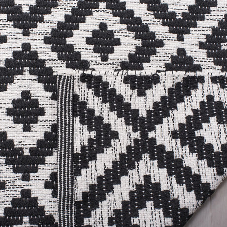 Safavieh Montauk 5'-0" x 8'-0" Rug in Black / Ivory