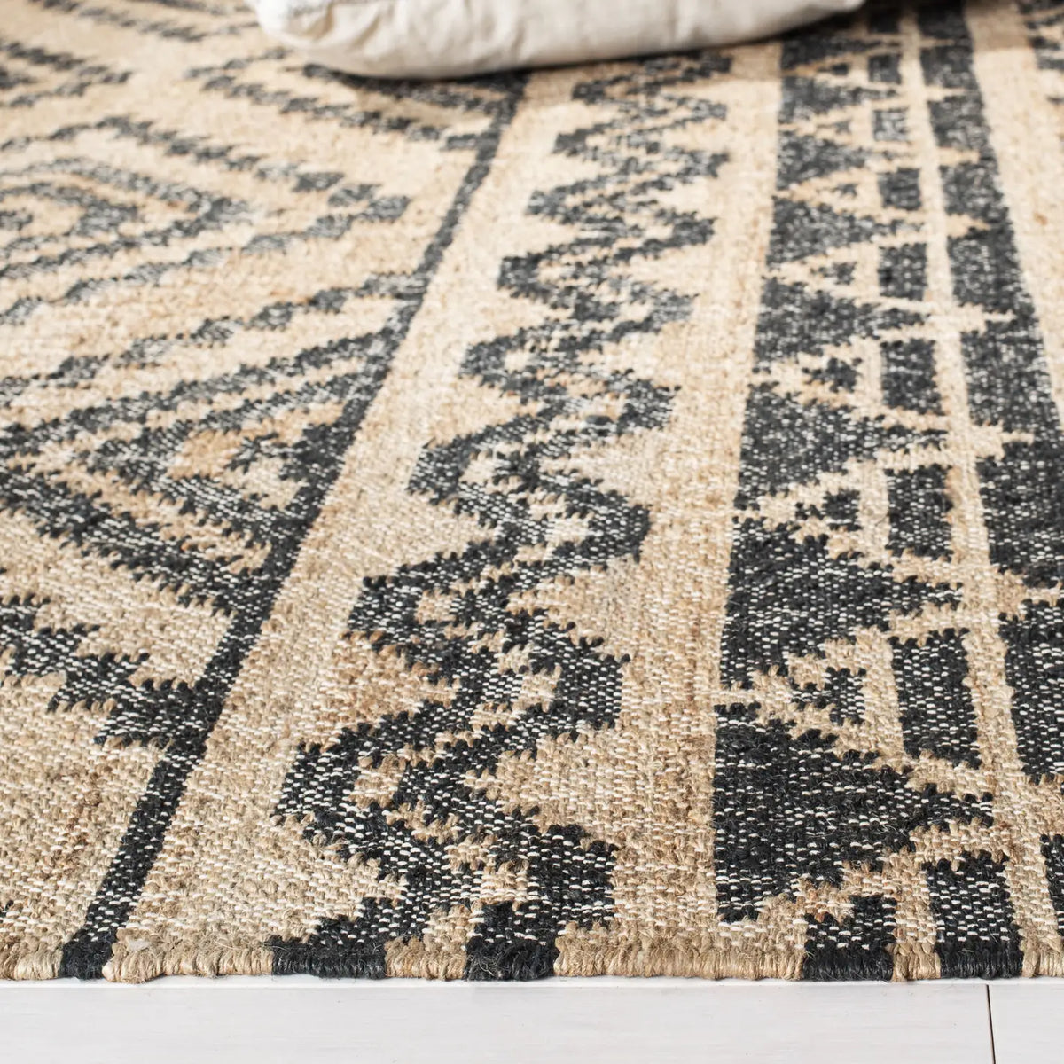 Safavieh Kilim 4'-0" x 6'-0" Rug in Natural / Charcoal