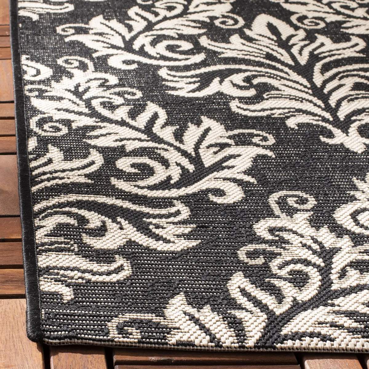 Safavieh Courtyard 4'-0" x 5'-7" Rug in Black / Creme