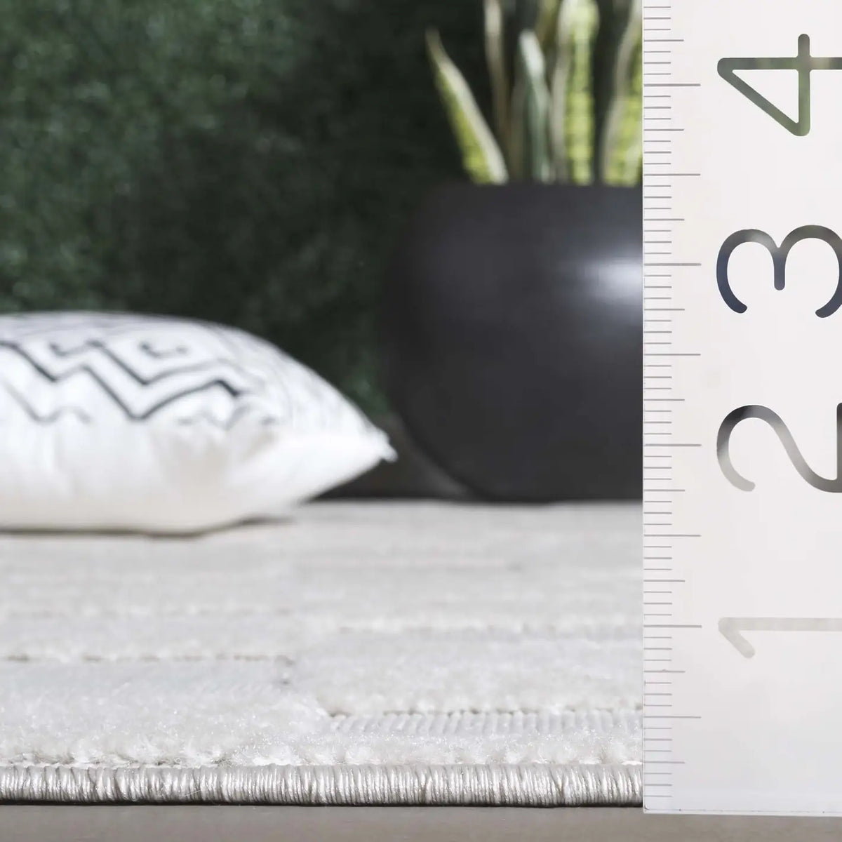 Safavieh Stella 4'-0" x 6'-0" Rug in Ivory