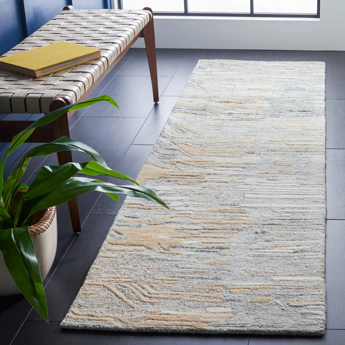 Safavieh Metro 2'-3" x 8'-0" Rug in Natural / Gold