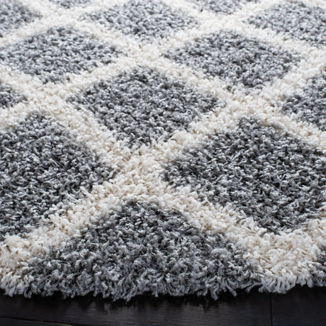Safavieh Sgd-Dallas Shag 6'-0" x 6'-0" Rug in Grey / Ivory