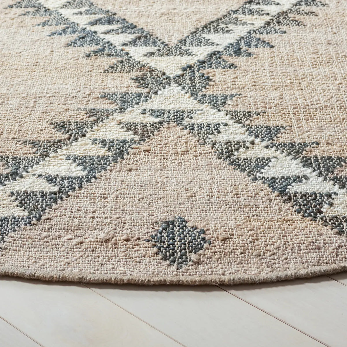 Safavieh Kilim 7'-0" x 7'-0" Rug in Grey / Black