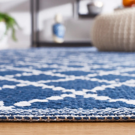 Safavieh Montauk 4'-0" x 6'-0" Rug in Navy / Ivory
