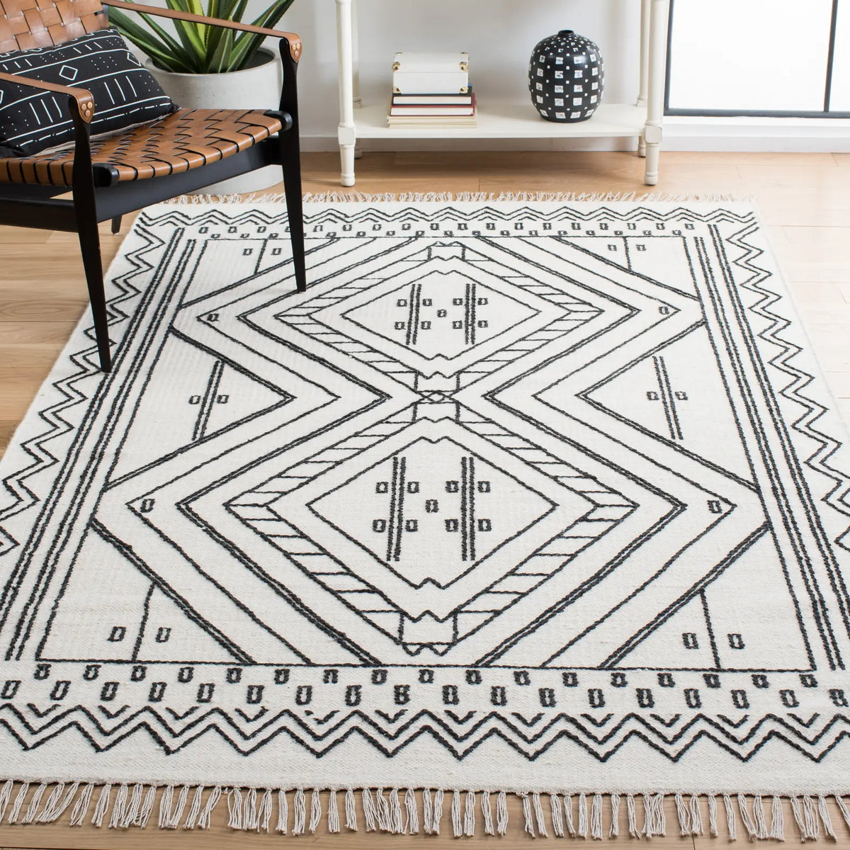 Safavieh Kilim 4'-0" x 6'-0" Rug in Ivory / Black