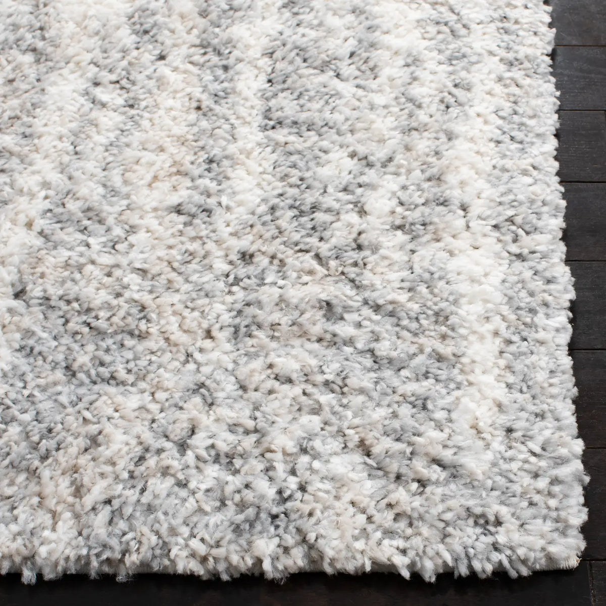 Safavieh Berber Shag 4'-5" x 6'-5" Rug in Grey / Ivory
