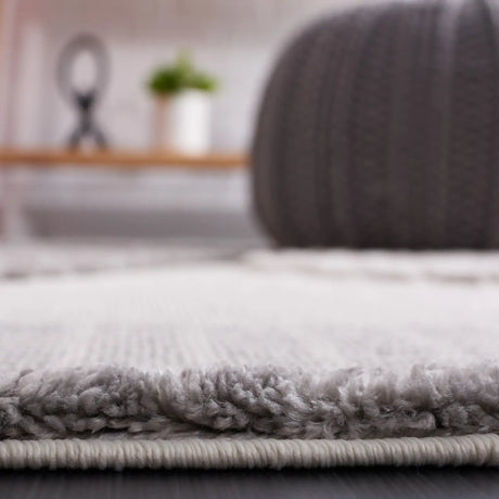 Safavieh Urban 4'-0" x 6'-0" Rug in Grey / Light Grey