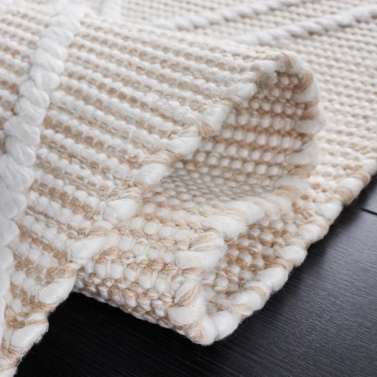 Safavieh Kilim 4'-0" x 6'-0" Rug in Natural / Ivory