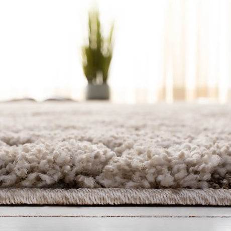 Safavieh Florida Shag 5'-3" x 7'-6" Rug in Cream / Beige