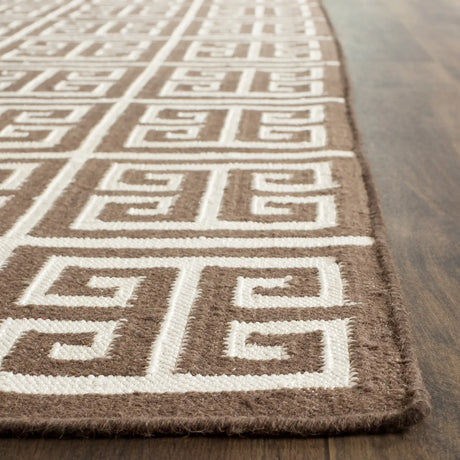 Safavieh Dhurries 2'-6" x 7'-0" Rug in Brown / Ivory
