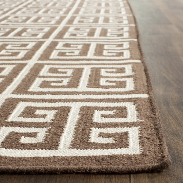 Safavieh Dhurries 2'-6" x 7'-0" Rug in Brown / Ivory