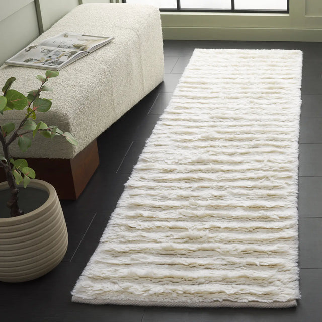 Safavieh Casablanca 2'-3" x 8'-0" Rug in Ivory