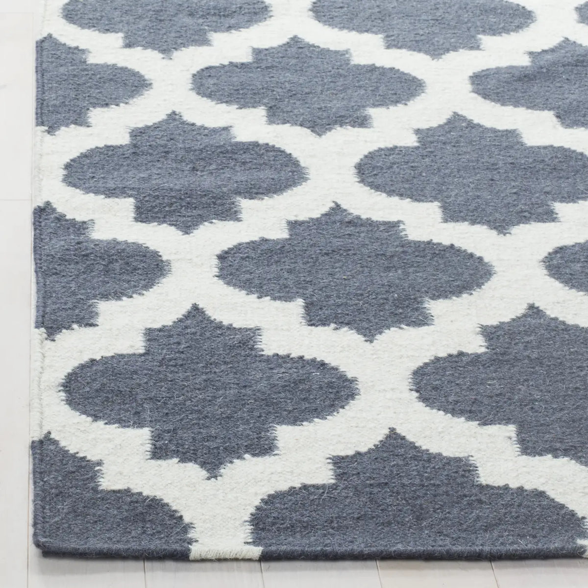 Safavieh Dhurries 5'-0" x 8'-0" Rug in Blue / Ivory