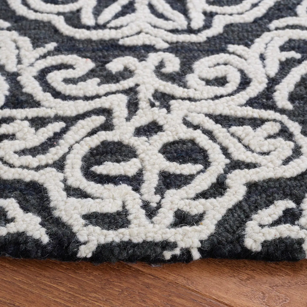 Safavieh Blossom 6'-0" x 6'-0" Rug in Black / Ivory