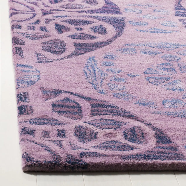 Safavieh Wyndham 4'-0" x 6'-0" Rug in Purple